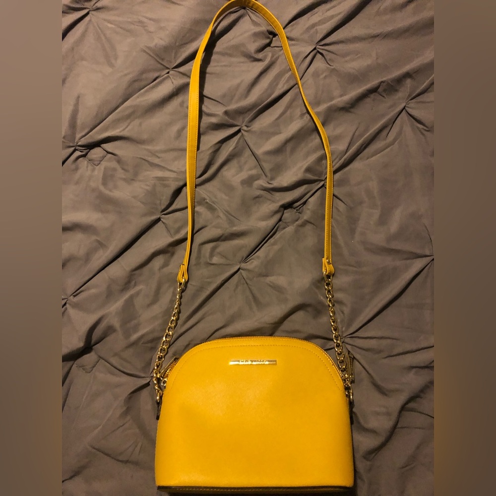Steve Madden Crossbody Chain Purse Yellow


Item 21